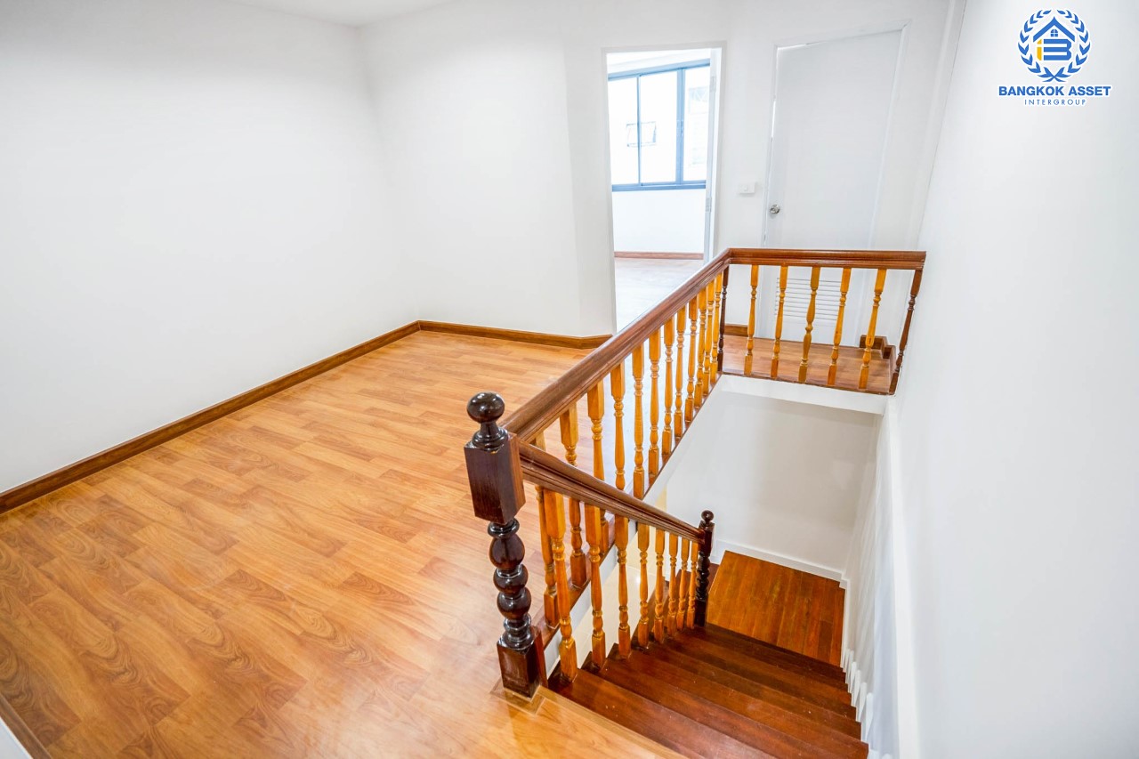 บ้านมือสองตกแต่งใหม่ ม.พระปิ่น2 ติดถนนบรมราชชนนี เนื้อที่ 17 ตร.ว. ฟังก์ชันจัดเต็ม 3 ห้องนอน 2 ห้องน้ำ บนทำเลศักยภาพ เชื่อมต่อหลายเส้นทาง ใกล้เซ็นทรัลปิ่นเกล้า ม.มหิดล , ทางด่วน "กาญจนาภิเษก"